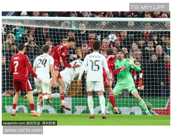 足球明星的生死瞬间揭示了运动背后的拼搏与牺牲精神